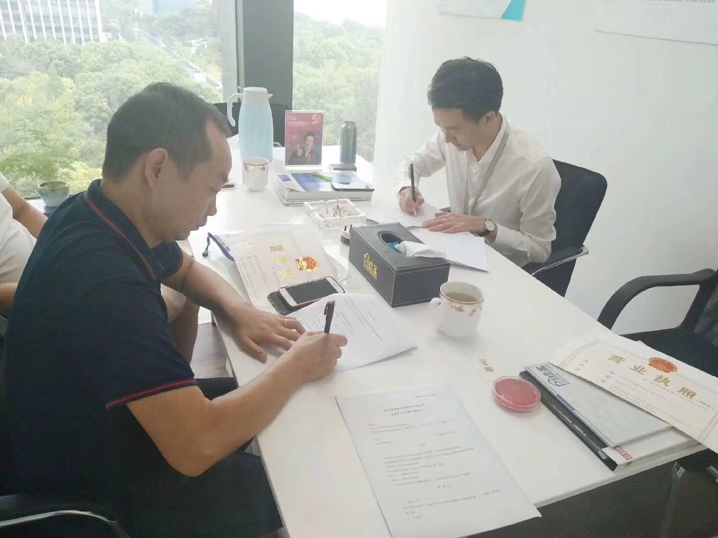 熱烈祝賀唐總兄弟簽約創綠家深圳市區級代理！