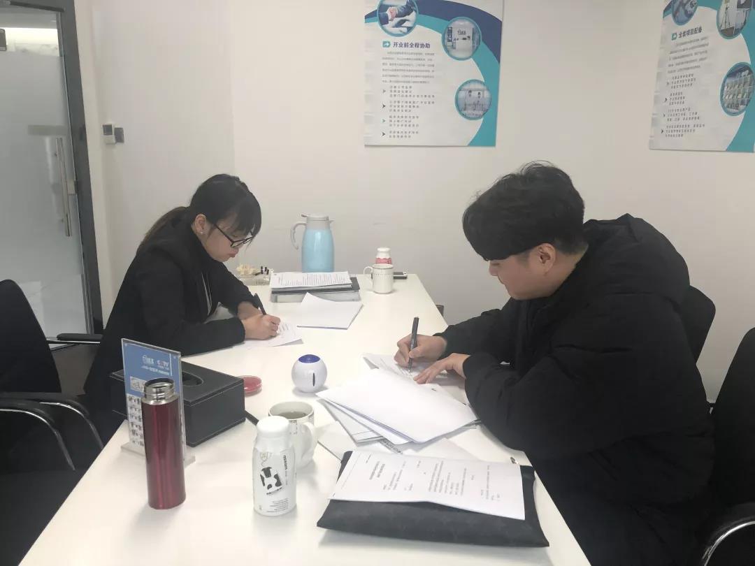 熱烈祝賀錢總、高總簽約創(chuàng)綠家上海市區(qū)級代理！