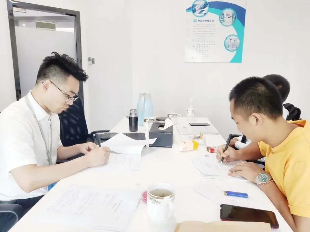 熱烈祝賀劉總左總簽約創綠家云南省臨滄市區級代理！