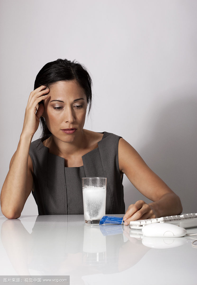  新房裝修后裝修污染？入住之前需要除甲醛嗎？這是大家在入住前***的疑問。甲醛對身體是有害是眾所周知的，那么，甲醛對人體的危害是什么? 除甲醛公司專家總結了五種常見的甲醛引起的癥狀，如果出現這些癥狀，那么您就需要注意啦！！！ 一、胸悶氣短： 一些業主在搬進新家后常常感覺到胸悶氣短、呼吸不暢，但去醫院檢查又沒有發現任何心肺問題，這種情況很有可能是甲醛中毒引起的。胸悶是甲醛中毒常見癥狀之一，一般在輕度或中度中毒時出現。所以，如果時常在家中感到胸悶，首先應去醫院排除心臟問題，然后再確定是否是甲醛超標造成的。 二、呼吸系統刺激： 回家開門的一瞬間，家的溫馨氣息就會撲面而來，但新家不是這樣，新業主每次回家聞到的***縷空氣往往伴隨刺鼻的化學品氣味，怎么會感受到溫馨呢？這種裝修特有的刺鼻氣體的主要有害成分就是甲醛，多數家庭可在通風一個月時間明顯減輕（注意減輕并不等于消除），但如果通風一個月還沒有改觀，那就應該考慮治理室內空氣污染了。 三、眼睛不適、無故流淚： 當人們切洋蔥的時，***感受到嗆的也是眼睛，然后是鼻子。眼睛是人體最敏感脆弱的器官之一，當外界空氣中存在刺激性分子，眼睛往往是***感受到的。甲醛的一大危害就表現在對粘膜的刺激，甲醛屬于原漿毒物質，能與蛋白質結合，使眼睛感到刺激、干澀、不適，甚至流淚。 四、易生病，抵抗力下降： 我們生活的環境中，無處不存在著看不見的細菌病毒，因為身體擁有強大的免疫力才使我們免受這些病菌的感染。但長期生活在甲醛超標的環境會使免疫系統遭受破壞，降低人體抵抗力，不能有效地防御外界病原微生物的侵入，從而導致疾病發生。家人入住新居后經常感冒，尤其是老人兒童，感冒后一個星期也不見好轉，這都可能是甲醛超標引起的。 五、頭暈、乏力、嗜睡： 甲醛可影響人的造血系統，輕則引發貧血，嚴重的甚至可能導致白血病。有調查指出，醫院血液科病房中三成以上白血病患者的家庭在兩年內進行過裝修。而兒童因裝修患病的幾率更高，占患病兒童的半數以上。當人體血液供應不足時，就會經常感到疲憊，走路都沒有力氣。因此，入住新居后有頭暈、乏力、嗜睡的癥狀，應及時去醫院檢查血常規。 如果您或者家人已經出現了以上的兩種或兩種以上就要做全面的室內空氣治理了哦！