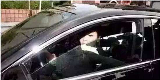 市民劉先生這幾天眼睛痛、嗓子疼，經(jīng)過醫(yī)院一診斷居然是甲醛中毒。劉先生很困惑，家里已經(jīng)裝修了好幾年了，怎么會突然間就甲醛中毒了呢。后來又朋友提醒他，原來是因?yàn)樽约耗昵百徶玫男萝嚕?jīng)過檢測，發(fā)現(xiàn)車?yán)锛兹┖繃?yán)重超標(biāo)。